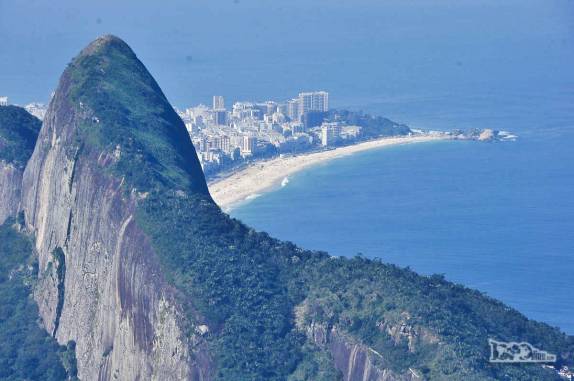 Morro dos Dois Irmãos e Arpoador vistos do alto da Pedra da Gavea, no Rio de Janeiro